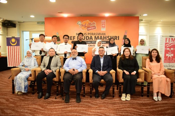 Norafidah Mohd Hashim, Ketua Pegawai Eksekutif Food Institute of Malaysia (FIM); Noorwizam bin Abdullah, Pengarah Mutual Empire Sdn Bhd (MESB); MasterChef Moh Johari Edrus, Penasihat Food Institute of Malaysia; Mohd Jazri Ikmal Hijaz, Pengarah Hal Ehwal Luar; Lang Chia Wen Carmen, Pengarah Kanan Hal Ehwal Korporat; dan Yooi Fong Kuan Jeslyn, Pengarah Sumber Manusia & Pentadbiran, bersama lapan daripada sepuluh penerima biasiswa Program Chef Muda Mahsuri